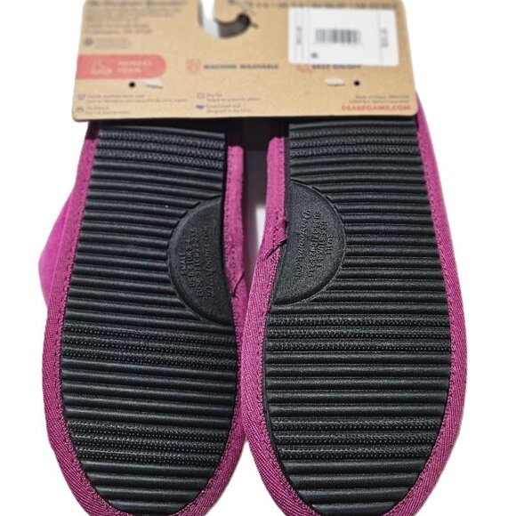 New DEARFOAMS PINK W BLACK BAT FUZZY SLIP ON SLIPPERS  5-6  HALLOWEEN GOTH - Picture 5 of 5